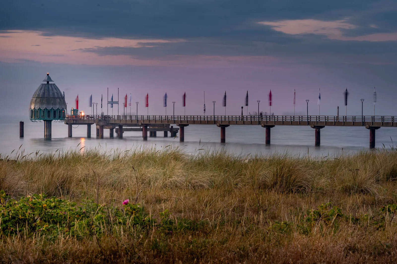 Seebrücke an der Ostsee in der Abenddämmerung